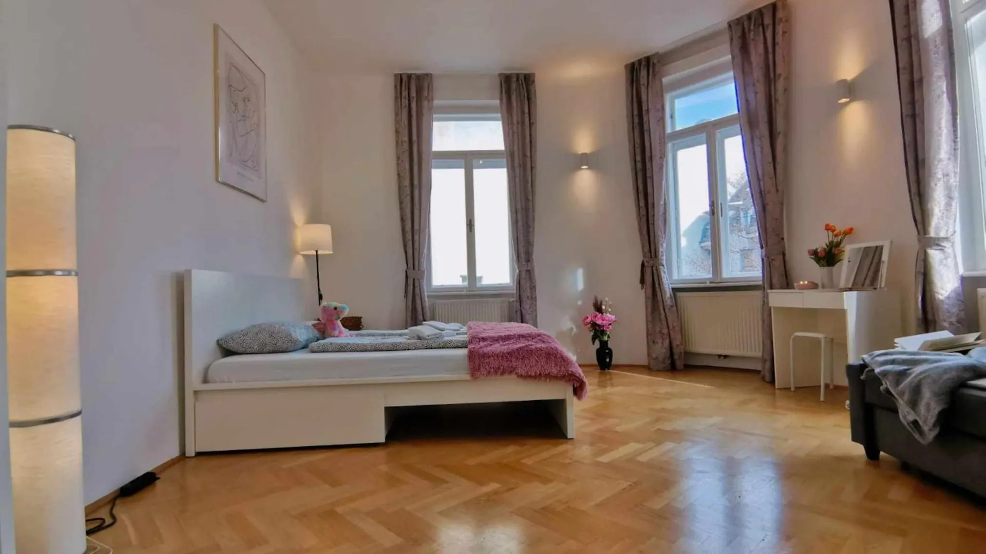 Central And Round 3 Minutes To City Shopping Center And Schoenbrunn Palace Vienna Austria