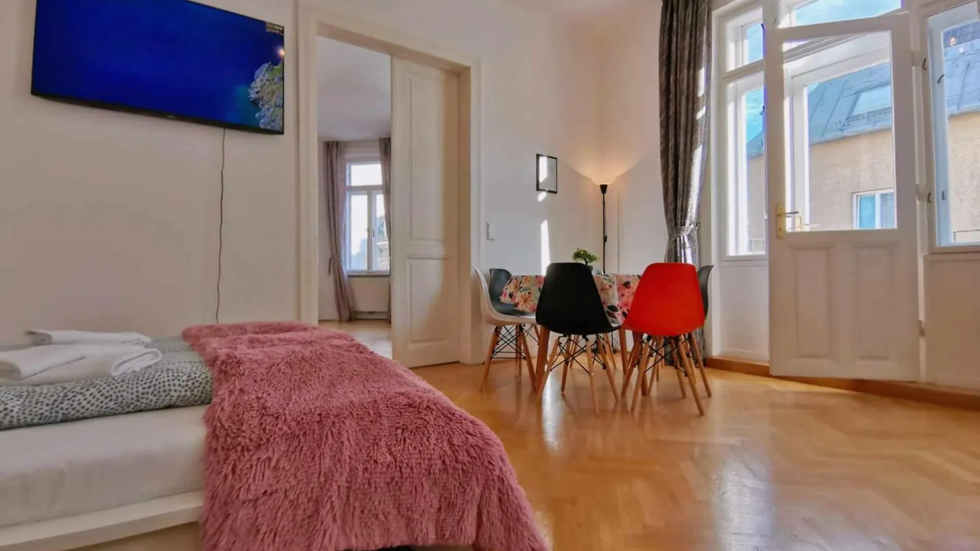 Central And Round 3 Minutes To City Shopping Center And Schoenbrunn Palace Vienna Austria