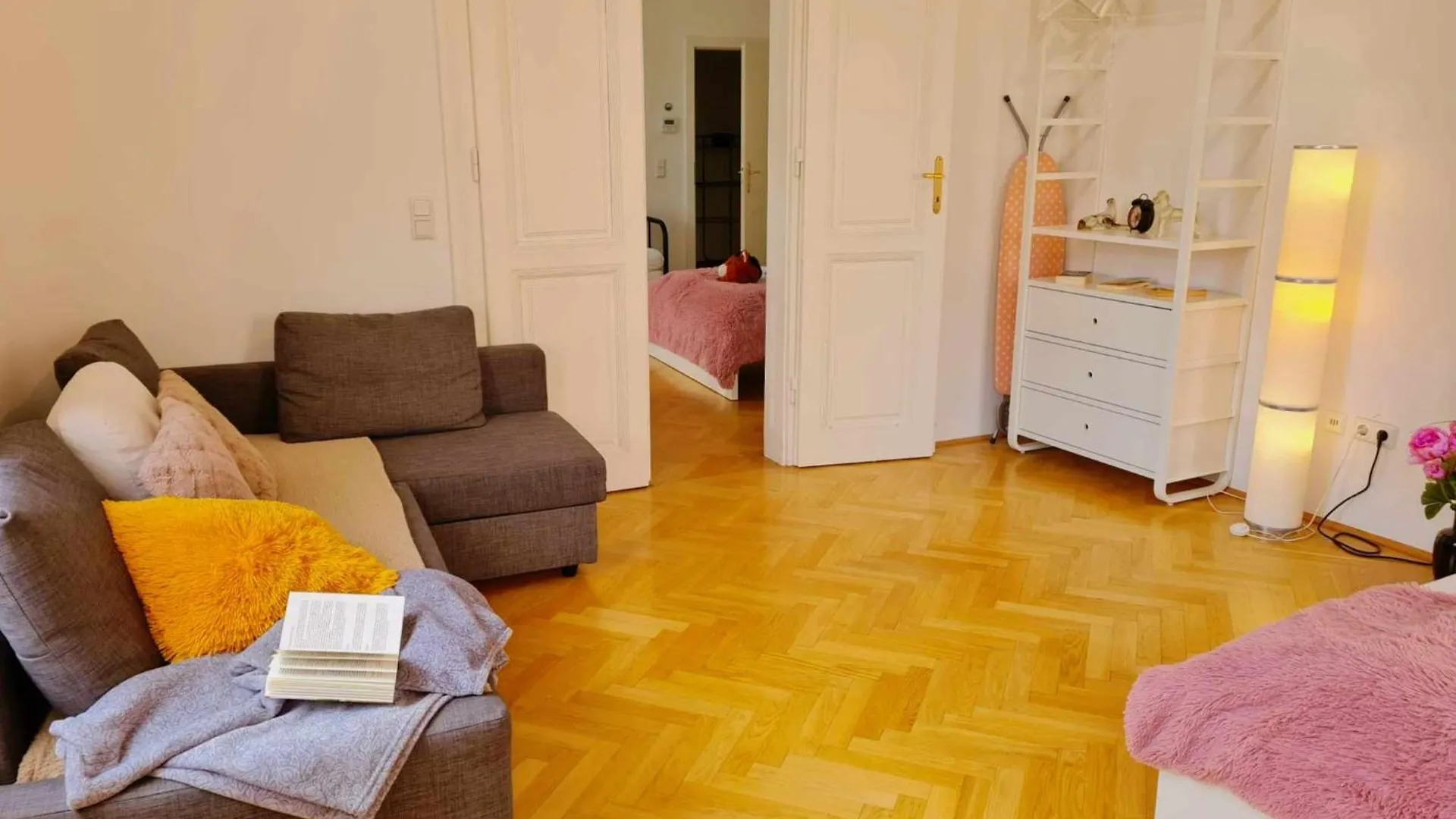Central And Round 3 Minutes To City Shopping Center And Schoenbrunn Palace Vienna Apartment